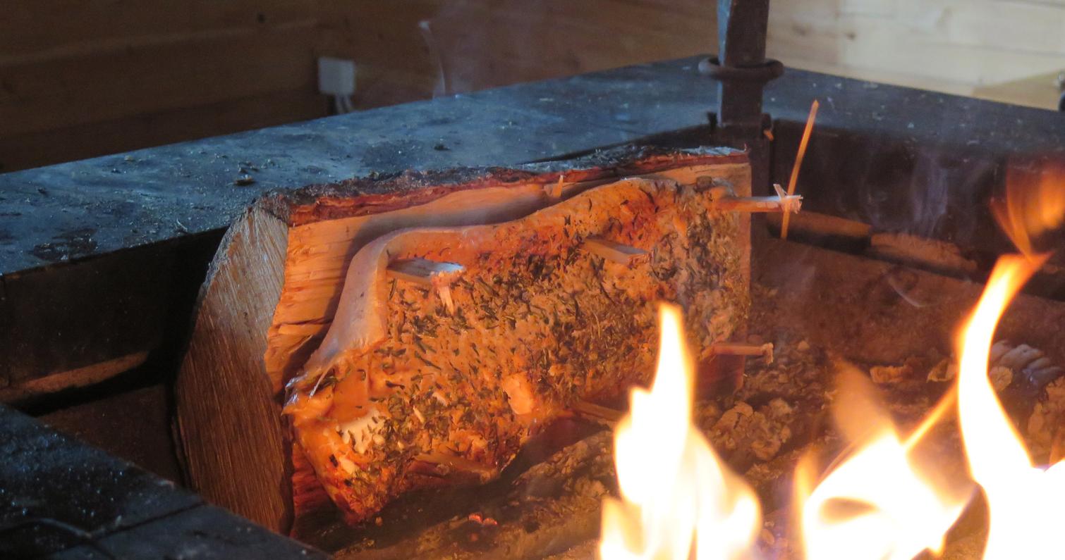 Flammenlachs. Lagerfeuerhütte im Nationalpark Petkeljärvi, Zentrum Petkeljärvi