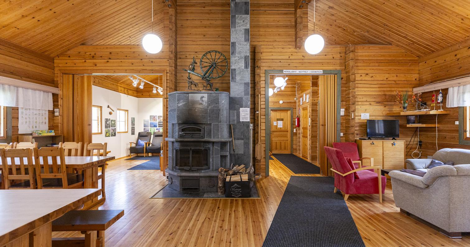 Im Nationalpark Petkeljärvi kann der Kaminraum im Wanderzentrum als Feier- oder Tagungsraum gebucht werden. Petkeljärvi Zentrum