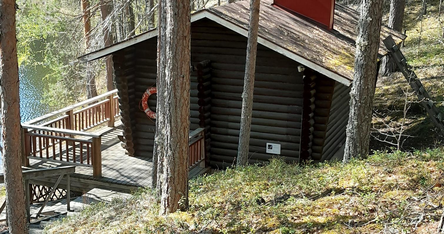 Sauna am Seeufer der Park Ranger-Hütte. Petkeljärvi-Nationalpark, Petkeljärvi-Zentrum