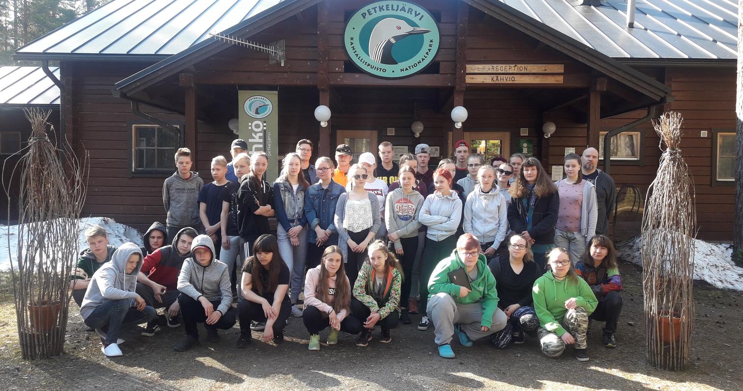 Das Wanderzentrum Petkeljärvi Center im Nationalpark Petkeljärvi ist ein beliebter Ort für Ferienlager und Konfirmationscamps.