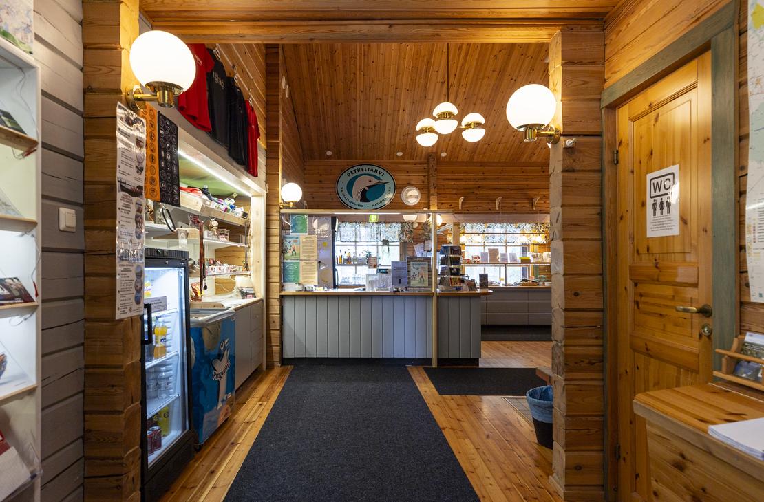 Petkeljärven kansallispuiston retkeilykeskuksen kahvila-luontotupa