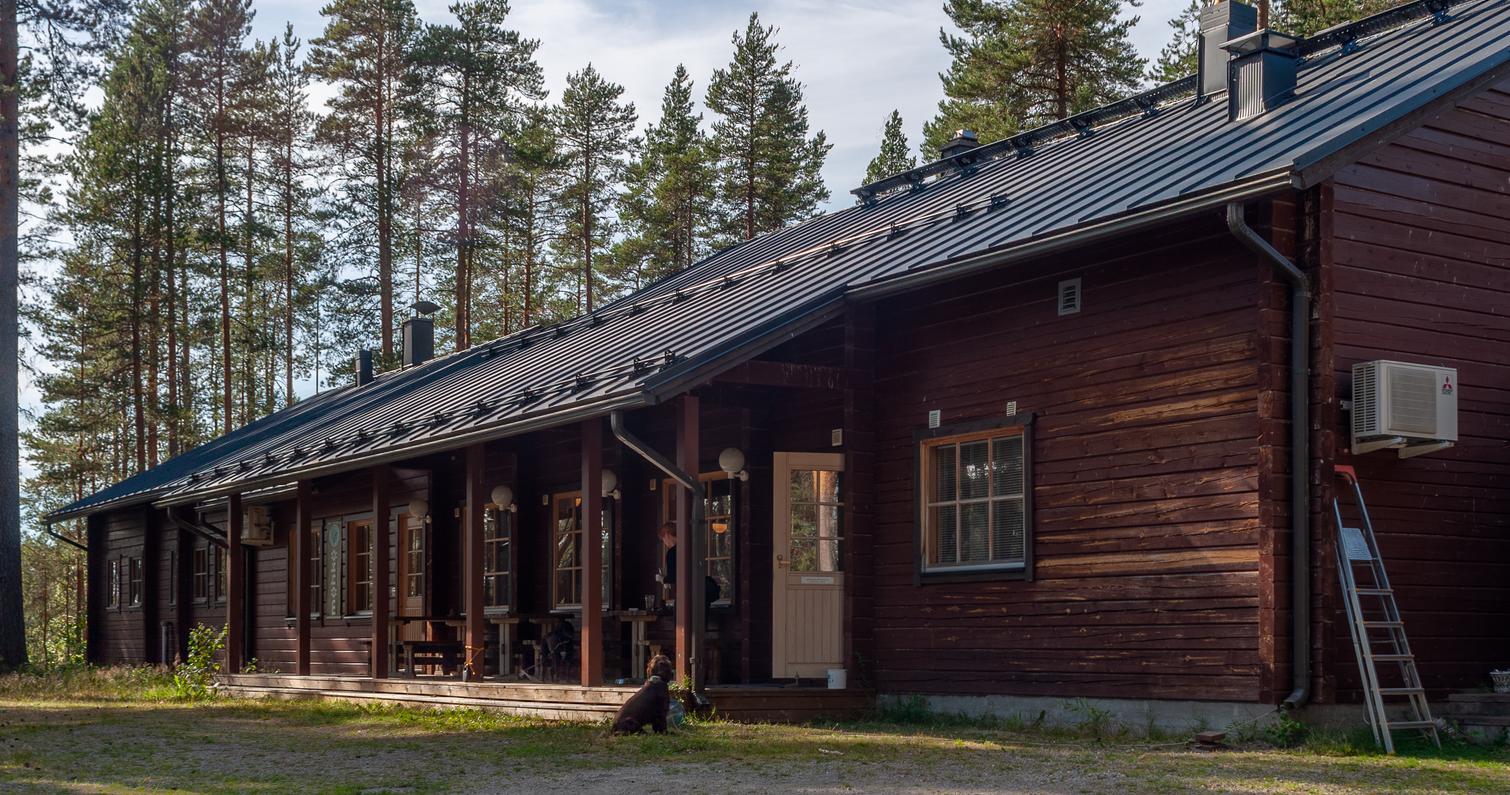Nationalpark Petkeljärvi. Wanderzentrum dahinter