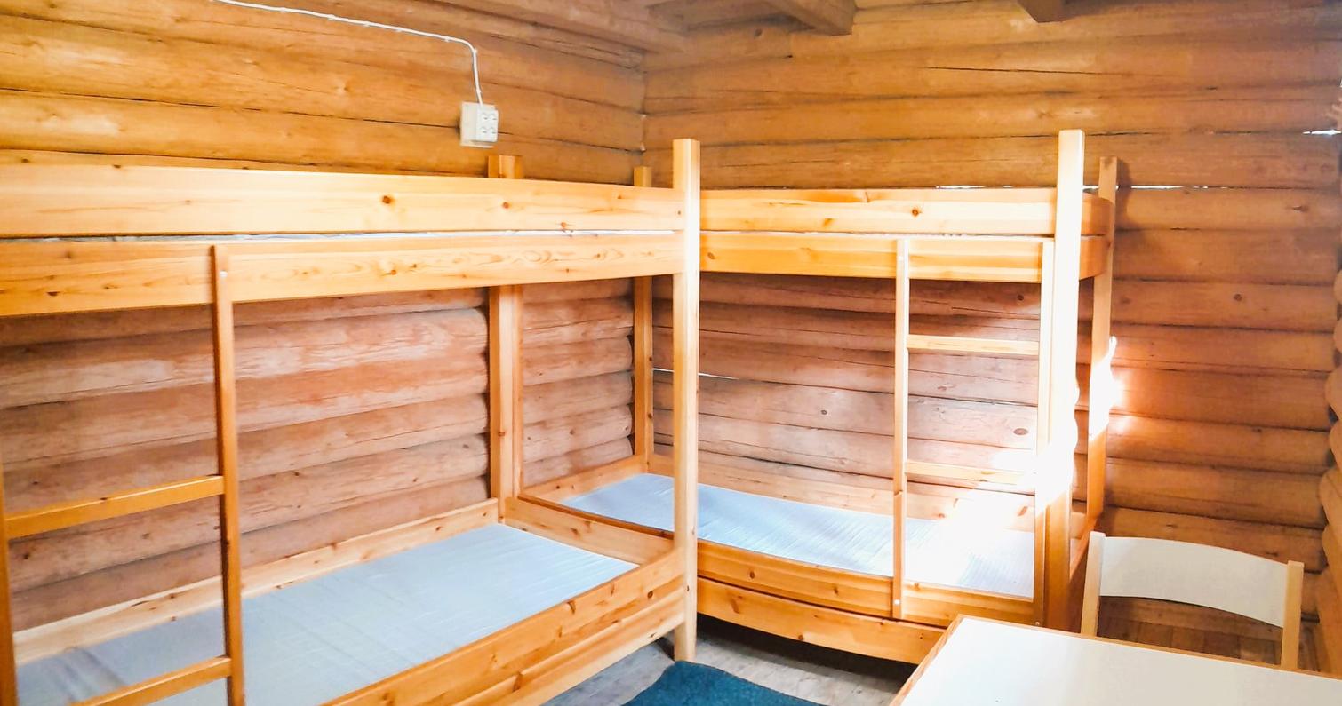 Zusätzliche Betten befinden sich in der Rangerhütte im Schuppen. Nationalpark Petkeljärvi, Zentrum Petkeljärvi