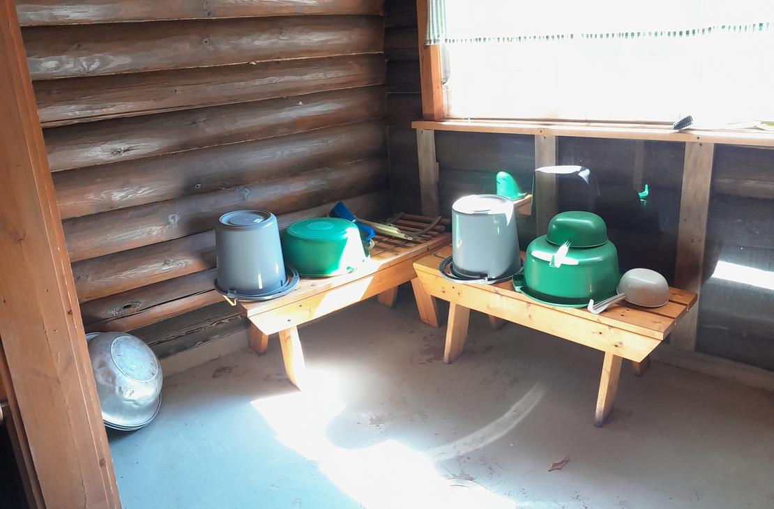 Sauna-Waschmöglichkeiten. Parkwächterhütte