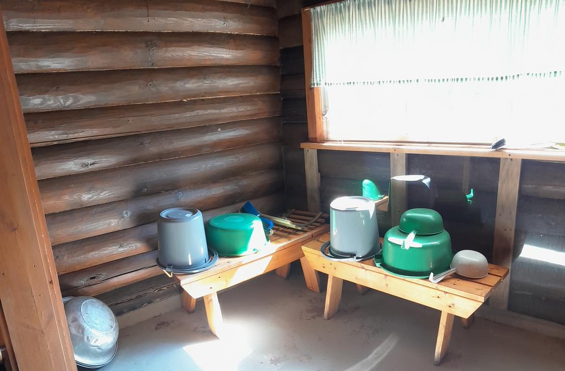 Sauna-Waschmöglichkeiten. Parkwächterhütte